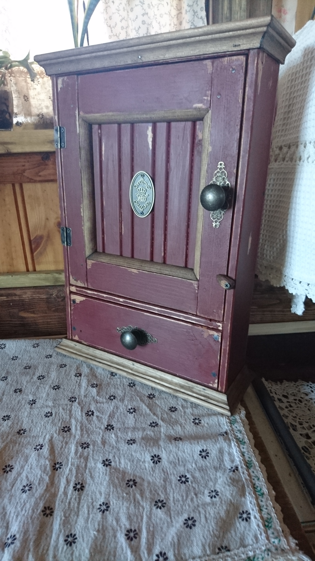 Storage cabinet with drawer